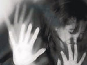 ÇAM AĞACINA ASILI KADIN CESEDİ BULUNDU