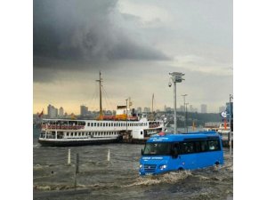 ÜSKÜDAR'DA DENİZLE KARA BÖYLE BİRLEŞTİ