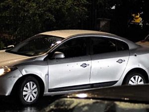 OTOMOBİL TARANDI: 1 ÖLÜ, 1 YARALI