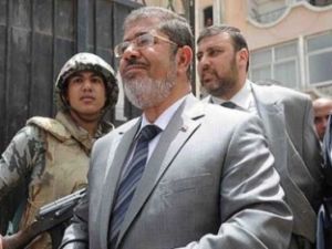 Gözaltına alınan Mursi ev hapsinde tutuluyor.