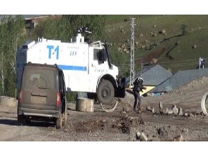 PKK'NIN KAPATTIĞI YOLA MÜDAHALE 5 ASKER YARALI