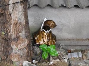 ATATÜRK BÜSTÜNÜ PARÇALADILAR!