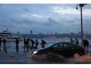 ÜSKÜDAR'DA TSUNAMİ MANZARASI: JAPONYA'DA DA OLMUŞTU