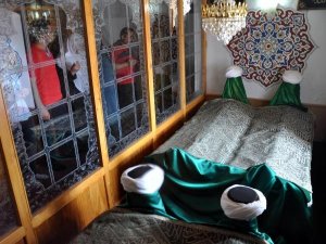 BAYEZİD DİZİDE ÖLDÜRÜLÜNCE TÜRBESİ BÖYLE DOLDU TAŞTI