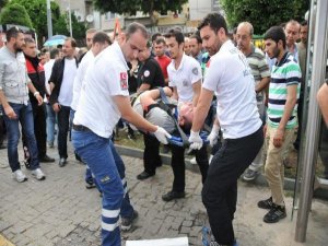 Eylemcilerden Müzisyene Dayak