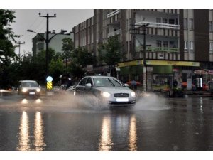 ADIYAMAN'DA EV VE İŞYERLERİNİ SU BASTI