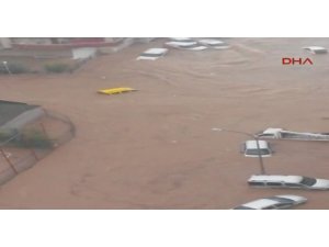 SEL SULARI ARABALARI BÖYLE SÜRÜKLEDİ!