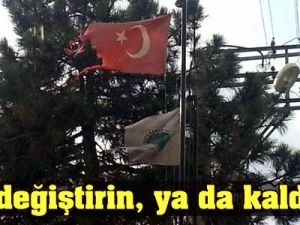 Unutulan bayrak parçalandı!