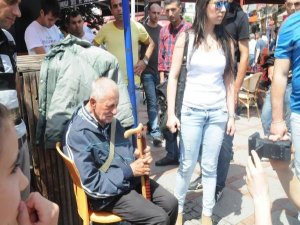 KİMSESİZ ADAMI KOKUYOR DİYE BÖYLE YIKAMAYA KALKTILAR