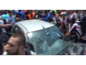 ÖFKELİ SÜRÜCÜ BİSİKLETLİLERİN ARASINA DALDI