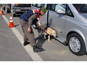 POLİSLERDEN BOMBA YÜKLÜ ARAÇ ALARMI!