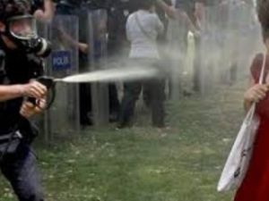 İtalyan milletvekilleri'nin de sembolü 'kırmızılı kadın' oldu!