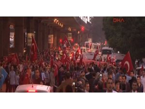 TAKSİM'DE ÖCALAN MANKENİ YAKTILAR