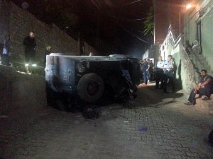 TAŞLANAN POLİS ARACI DEVRİLDİ! YARALILAR VAR!