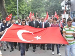 İZMİT'TE BİN KİŞİLİK BAYRAGA SAYGI YÜRÜYÜŞÜ