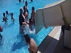 TÜRBANIYLA HAVUZA GİREN KADIN ÇIKARTILDI