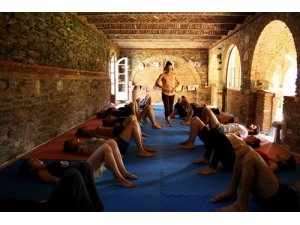 TİYATRO MEDRESESİ'NE "KIZLI ERKEKLİ" İHBARI