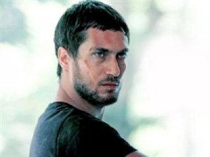 ÜNLÜ OYUNCU GÖZALTINA ALINDI