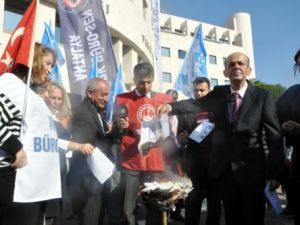 Memurlar Bordrolarını Yaktılar