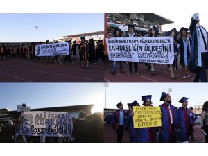 MEZUNİYET TÖRENİNDE ÖYLE PANKARTLAR AÇTILAR Kİ