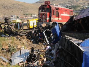 TIR ÇARPTI TREN DEVRİLDİ DEMİR YOLU KAPANDI