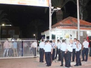 İZMİR'DE ERKEK ÖĞRENCİ YURDUNDA GERGİNLİK