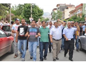 AK PARTİ BİNASINA YÜRÜDÜLER