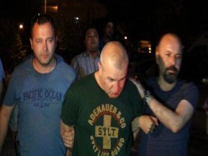 POLİS KATİLİNİ PİZZACI KILIĞINA GİREN POLİS YAKALADI