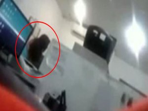 MAKAM ODASINDA SEKS YAPAN MÜDÜR KAMERAYA BÖYLE YAKALANDI
