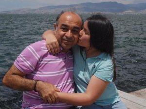 'BALYOZ'DAN TAHLİYE OLAN DENİZ ALBAY, KIZIYLA DENİZE KOŞTU