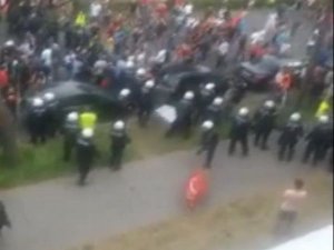 AVUSTURYA POLİSİ TÜRK BAYRAĞINI YERE ATINCA...