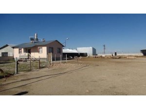 KARISINI TRAKTÖRE BAĞLAYIP SÜRÜKLEDİ VE...