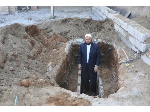 CAMİ AVLUSUNA MEZARINI KAZDI