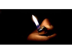 GAZ KAÇAĞINI ÇAKMAKLA KONTROL HAYATLARINA MAL OLDU