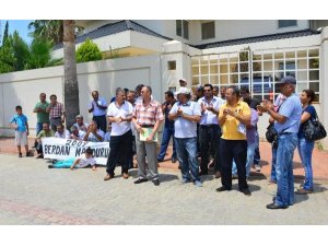 PATRONUN VİLLASININ ÖNÜNDE EYLEM YAPTILAR