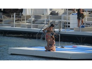 HANDE SUBAŞI'NDAN BİKİNİ ŞOV