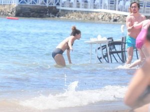 SEKSİ ŞARKICI BABAANNE BİKİNİSİYLE GÖRÜNTÜLENDİ