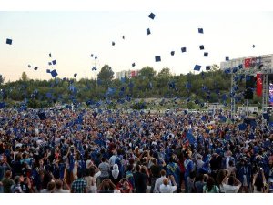 AFİŞ VE SLOGANLAR MEZUNİYETE DAMGA VURDU