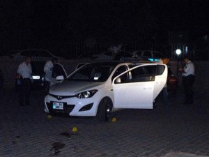 EVİNİN ÖNÜNDE SİLAHLI SALDIRIYA UĞRADI