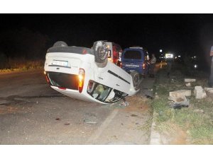 OTOMOBİL REFÜJE ÇARPARAK TAKLA ATTI: 3 YARALI