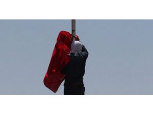 DİYARBAKIR'DA BAYRAK İNDİRME ALARMI