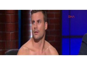 SÖZÜNÜ TUTTU! STÜDYOYA ÇIPLAK GELDİ!