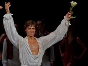 Ünlü sanatçının yüzüne kezzap attılar!