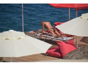 BİKİNİSİNİN ÜSTÜNÜ ÇIKARINCA OLAY OLDU