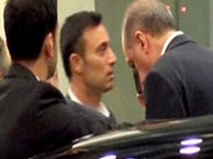 ÜNLÜ POPÇU BAŞBAKANI KARŞILAMAYA GİTTİ