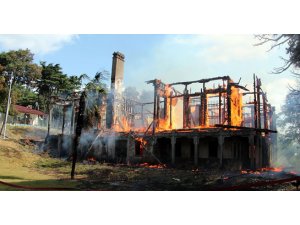 TARİHİ KÖŞKTE ŞÜPHELİ YANGIN