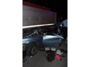 OTOMOBİL PARK HALİNDEKİ TIR'IN ALTINA GİRDİ: 2 ÖLÜ, 1 YARALI