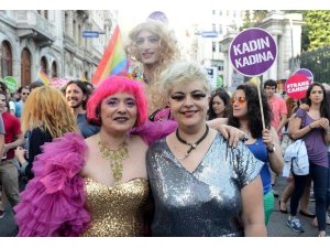 İSTİKLAL'DEKİ LGBTİ YÜRÜYÜŞÜNDE NELER OLDU