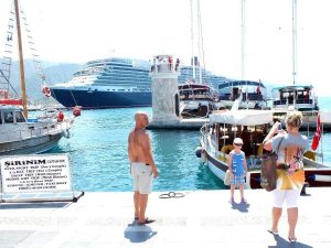 'QUEEN ELİZABETH' 2 BİN 547 YOLCUSUYLA MARMARİS'TE