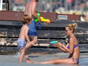 GÜZEL OYUNCU TATİLDE FİZİĞİNİ KONUŞTURDU